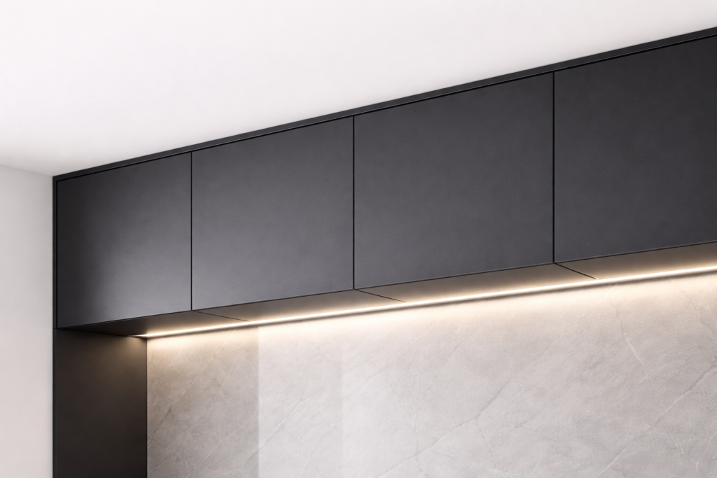 Модерен кухненски интериор с LED осветление