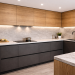 Модерна кухня с естествен дъб и тъмно сиво